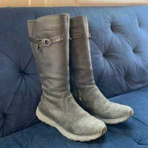 Lightly used Eddie Bauer lodge boots, size 8